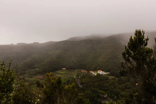 Vue sur la vallée verdoyante de la côte nord de Tenerife par temps de pluie, Îles Canaries, Espagne — Photo
