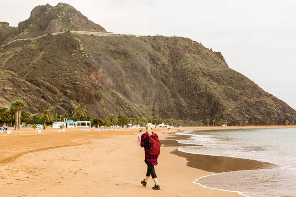 テネリフェ島。女性旅行者の観光ビーチ ビューを見てします。プラヤ デ ラス テレシタス、テネリフェ島、カナリア諸島, スペイン. — ストック写真