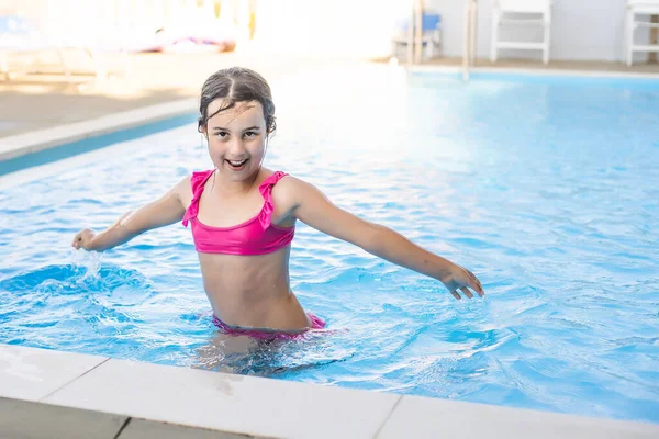 Kleines Mädchen hat Spaß im Pool — Stockfoto