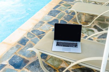 Yüzme havuzunun yanındaki güneş panelinde..