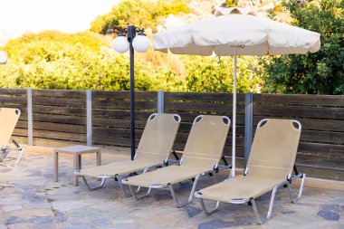 Yüzme Havuzu yanında iki şezlong.