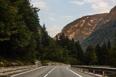 Dağlarda yollar dönüyor, Alpler arka planda.