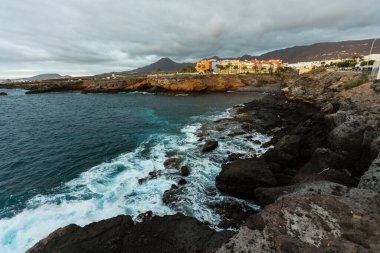 Panoramik manzarasına karşı renkli günbatımı gökyüzü ışıkları ile gece ışıklı Las Americas ufukta adada Tenerife, İspanya