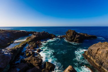 Denizde akşam sahnesi, taşlar, sakin okyanus