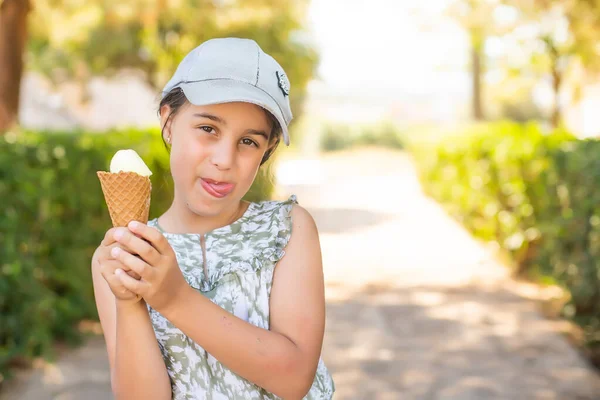 En la costa la muchacha come el helado — Foto de Stock
