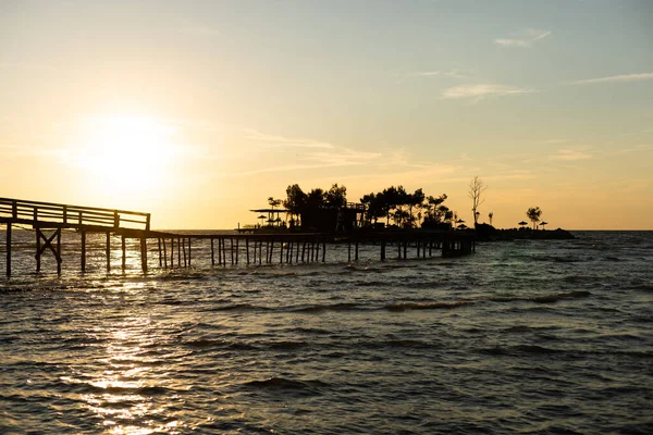 Güneşli deniz manzaralı akşam manzarası — Stok fotoğraf