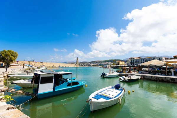 Kreta, Griechenland. Hafen mit Schiffen, Booten und Leuchtturm. Rethymno — Stockfoto