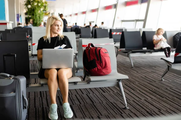 Femme d'affaires avec valise dans le hall de l'aéroport — Photo