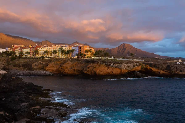 Vista panorâmica das Iluminadas Las Américas à noite contra o colorido céu do pôr do sol com luzes no horizonte na ilha de Tenerife, Espanha — Fotografia de Stock