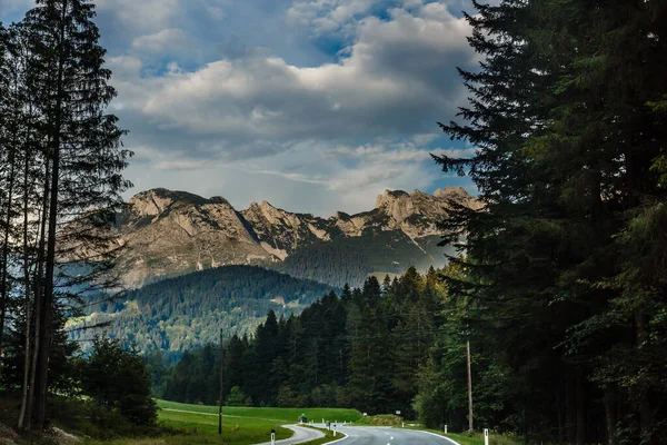산악 지대에서 돌고 있는 도로, 알프스산맥의 배경 — 스톡 사진