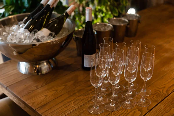 Prázdné sklenice na víno na dřevěném stole. nádobí na alkoholické nápoje. obsluha stolu. — Stock fotografie