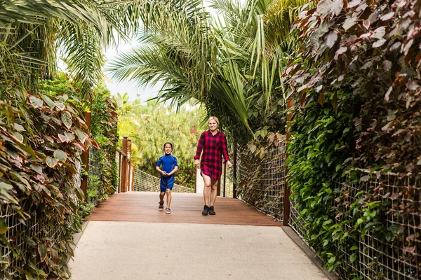 Mère et fille dans siam park à tenerife. — Photo