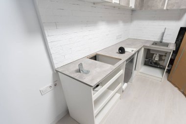 Çeşitli temel mutfak dolaplarında özel mutfak tadilatı.