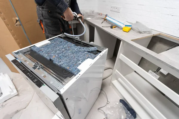 Installationsschläuche für Geschirrspüler Hausanschluss Sanitärrohre in der Küche — Stockfoto