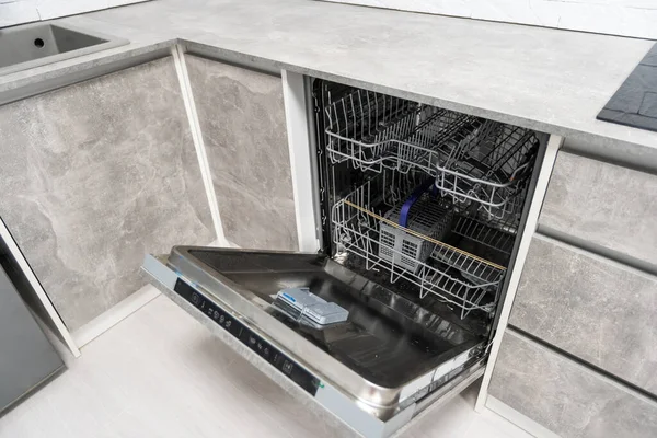 Modernt kök med tom Inbyggd diskmaskin, Undermonterat rostfritt stål diskbänk. Vit ton kök. — Stockfoto