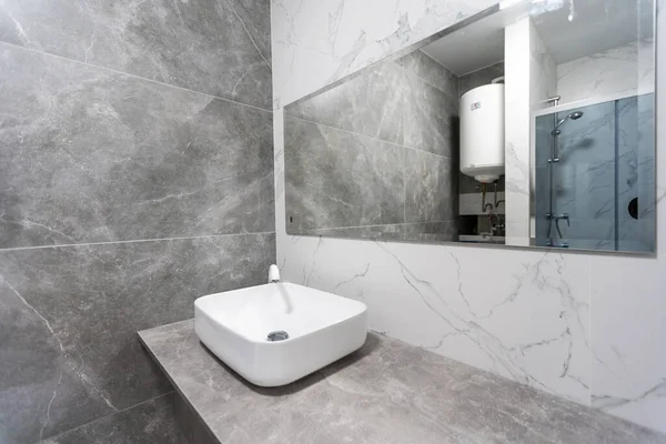 Moderno concepto escandinavo de diseño de interiores. Cuarto de baño con colores gris neutro y beige. Elegante y acogedor apartamento en alquiler. —  Fotos de Stock