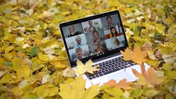 Laptop mit Videokonferenz-Ständen im Herbstpark — Stockvideo