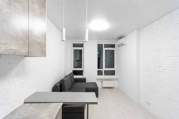 Kortárs apartman, nyitott konyhával és nappalival — Stock Fotó
