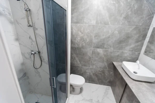 Cuarto de baño moderno con azulejos grises, sin costuras, lujoso fondo interior. —  Fotos de Stock