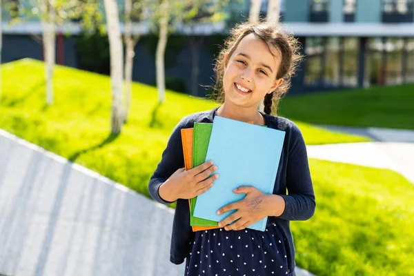 Kislány vissza az iskolába hold tankönyv, tanulás szórakoztató koncepció — Stock Fotó