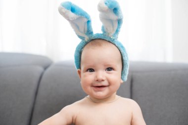 Tavşan kulaklı yeni doğmuş bebek. Paskalya Tatili