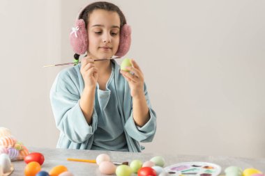 Paskalya yumurtaları kapalı küçük kızla