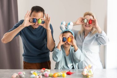 Mutlu bir aile, Paskalyayı mutfakta birlikte geçiriyor.