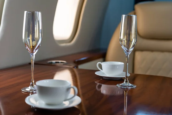 Εσωτερικό επαγγελματικής κατηγορίας επιβατικού αεροπλάνου, πολυθρόνας και παραθύρου, τραπεζιού και ποτηριού κοκτέιλ με ποτό — Φωτογραφία Αρχείου