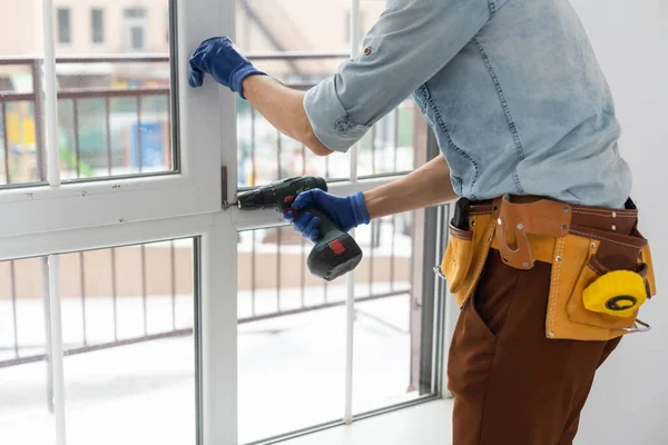 Arbetstagaren installera och kontrollera fönstret i huset — Stockfoto