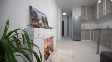 Lüks bir çatı katında oturma odası, şömineli daireler.