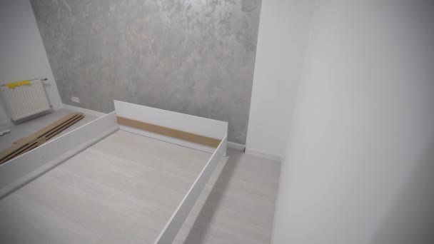 Quadro de uma cama simples feita de madeira. — Vídeo de Stock