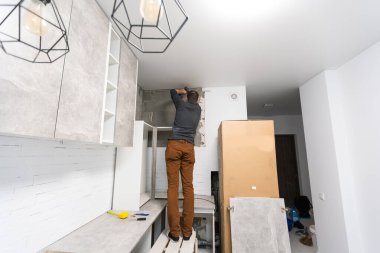 İşçi modern mutfağa yeni tezgah kuruyor