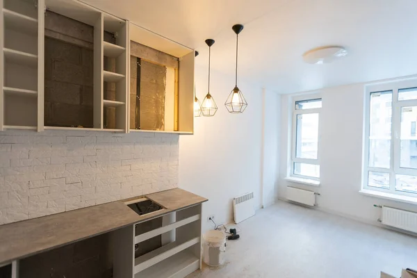 Intérieur de cuisine rénové avec mobilier élégant et équipement d'entretien — Photo