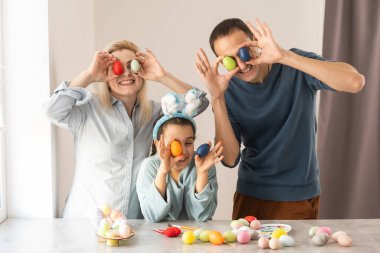 Mutlu bir aile, Paskalyayı mutfakta birlikte geçiriyor.