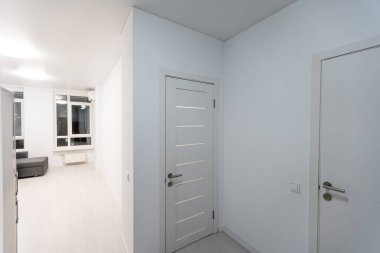 Modern stüdyo daire, küçük mutfak, kanepe..