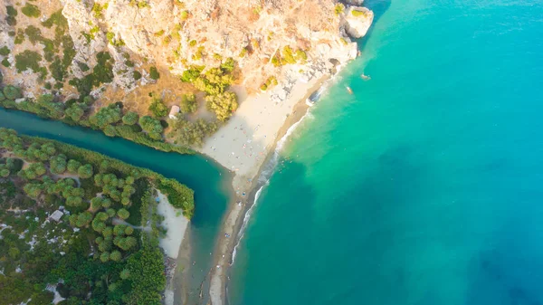 Palmy v blízkosti zelené řeky v Preveli, ostrov Kréta, Řecko — Stock fotografie