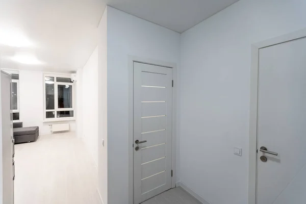 Estúdio moderno apartamento com pequena cozinha, sofá. — Fotografia de Stock