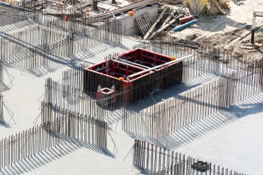 Havan ve takviye çubuklarıyla doldurulmuş beton kepenk bloklarından yapılmış ev temeline yakın çekim