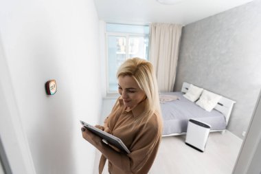 modern lüks oturma odası duvar dijital ekranda