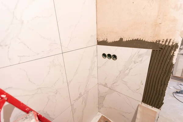 화장실 수리와 타일깎기, 건축 — 스톡 사진