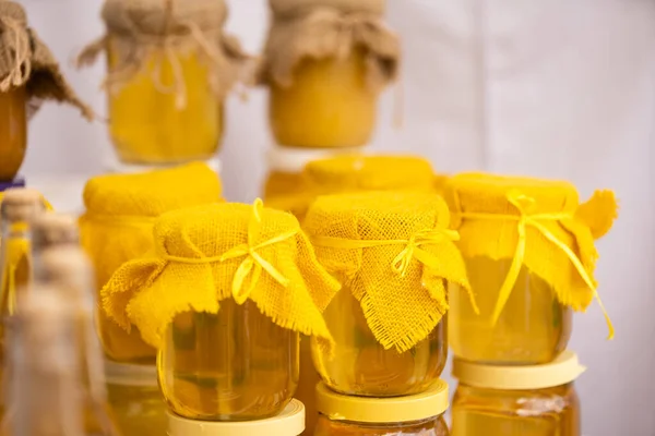 Vaso di miele sul tavolo di legno — Foto Stock