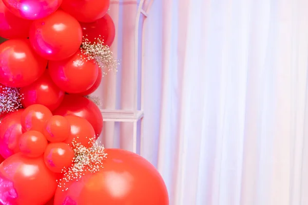 Zona fotográfica para uma criança de balões vermelhos. Aniversário — Fotografia de Stock