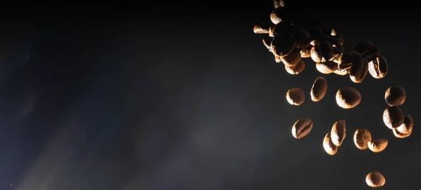 黒の背景に多く飛んでいるコーヒー豆 — ストック写真