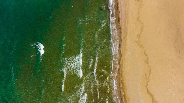 Вид с воздуха на песчаный пляж и океан с волнами — стоковое фото
