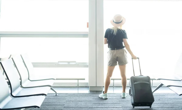 Całkiem młoda kobieta pasażerów na lotnisku — Zdjęcie stockowe