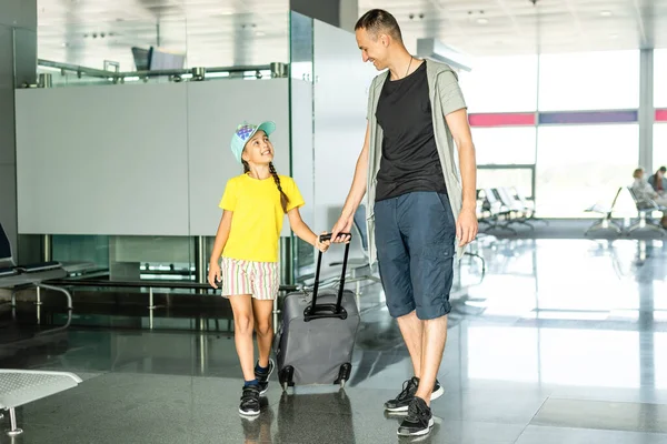 Heyecanlı küçük kız uzun bir bekleyişin ardından babasıyla birlikte havaalanında. — Stok fotoğraf