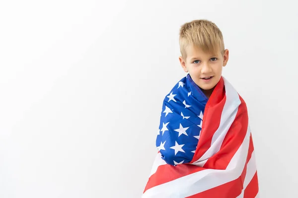 Gelukkig kind jongen met vlag van de Verenigde Staten, terwijl het vieren van de onafhankelijkheid dag van de VS op 4 juli met familie. Amerikaans patriottisch vakantieconcept — Stockfoto