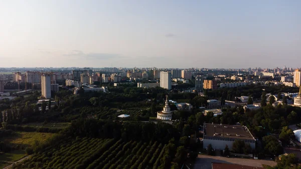 Widok drona na obrzeża miasta — Zdjęcie stockowe