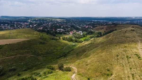 Omfattande landsbygdslandskap med fläckar av åkrar, fruktträdgårdar och häckar — Stockfoto