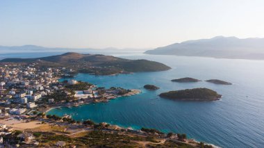 Arnavutluk 'taki güzel kumlu Ksamil plajı.